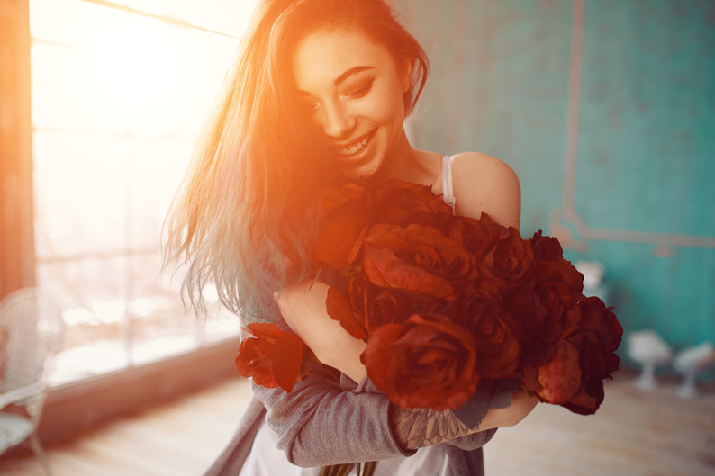 年轻,美女,花束,玫瑰,卧室_高清图片_全景视觉