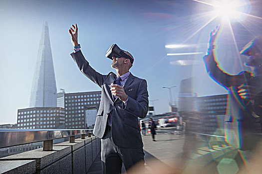 商务人士,虚拟现实,玻璃,天空,晴朗,城市,桥,伦敦,英国