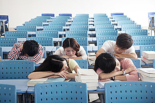 五大学生在教室午睡