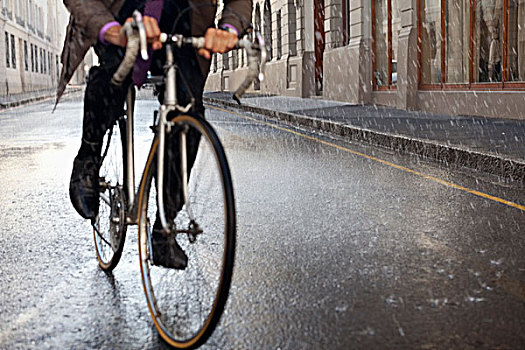 商务人士,骑自行车,下雨,街道