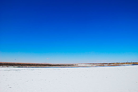 大雪覆盖的黄河河湾