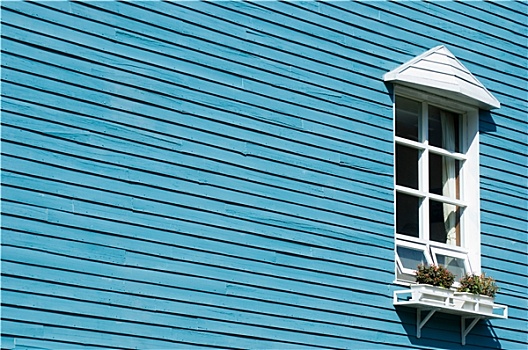 白色,窗户,蓝色背景,木墙