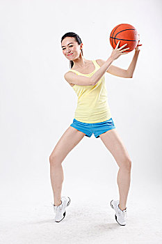 一个打篮球的青年女士