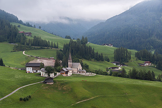 意大利多洛米蒂富内斯小山村的田园小教堂和高山风景