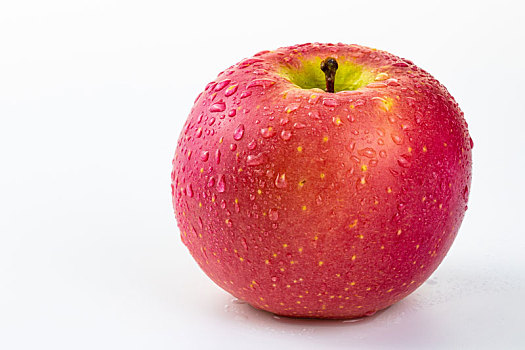 一个新鲜带水珠的红苹果特写
