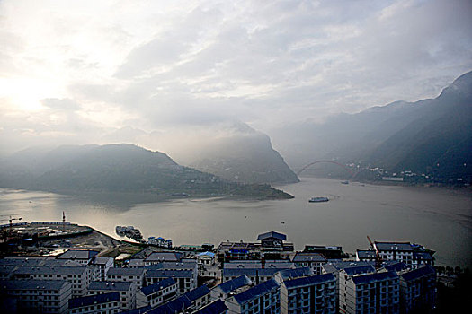 重庆长江巫山港的早晨