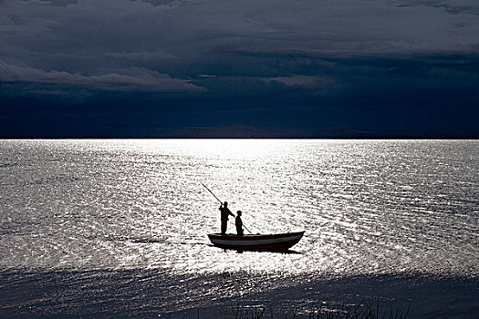 两个,男孩,小,船,湖,的的喀喀,剪影,太阳,暗色,风暴,云,远景,半岛,靠近,普诺,秘鲁,南美