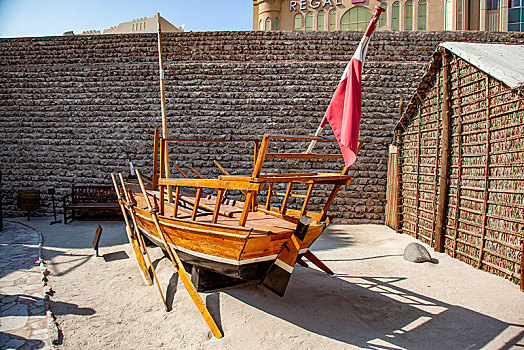 迪拜文化博物馆城堡内展示民间生活用小木船