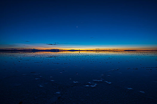 玻利维亚乌尤尼盐湖天空之镜日出美景