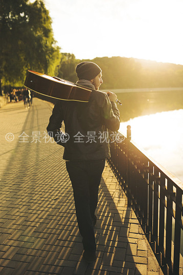 男青年_走_湖_拿着_吉他_年轻_男人_头像_高清图片_全景视觉