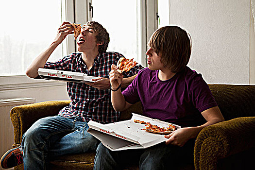 两个男孩,吃,递送,比萨饼