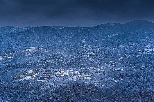 杭州城雪后夜景