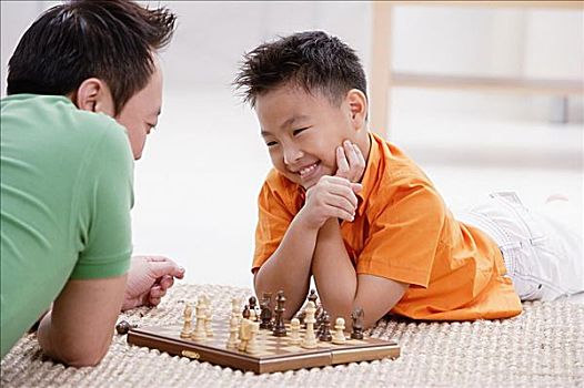 父子,玩,下棋,微笑