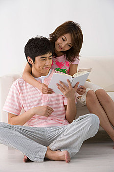一对年轻的夫妇共看一本书