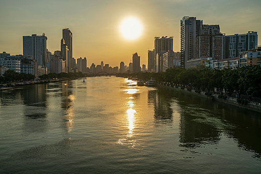 中国广东广州,晨曦中的珠江长堤河段