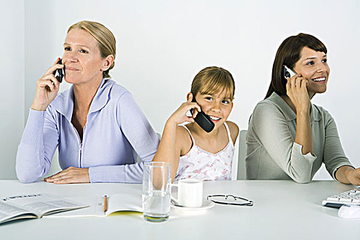 母亲,两个,女儿,坐,桌子,相互,手机,微笑
