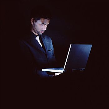 商务人士,笔记本电脑,暗色