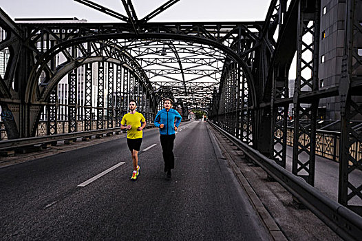 两个男人,跑,上方,城市,桥