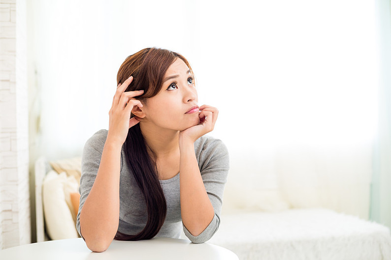 女人思考的图片唯美图片