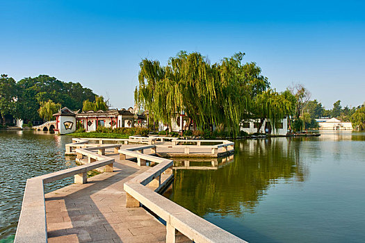 夏日清晨美丽的勺湖公园
