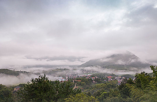 晨雾中的桐庐山村