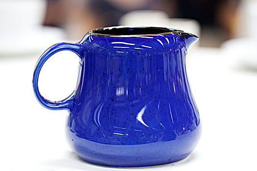 一个蓝色的陶瓷水壶