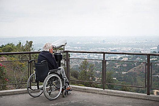 老人,轮椅,看,城市,投币设备,双筒望远镜,注视,露台,观测,公园,洛杉矶,加利福尼亚,美国