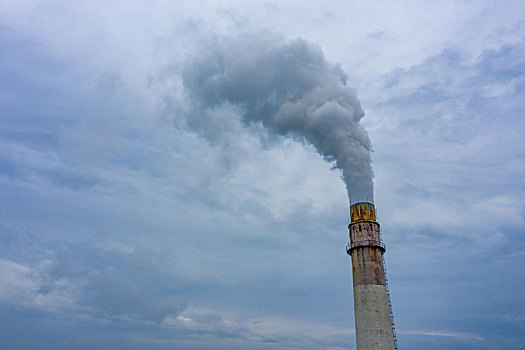 航拍河南平顶山姚孟火力发电厂,烟囱与冷却塔高耸入云