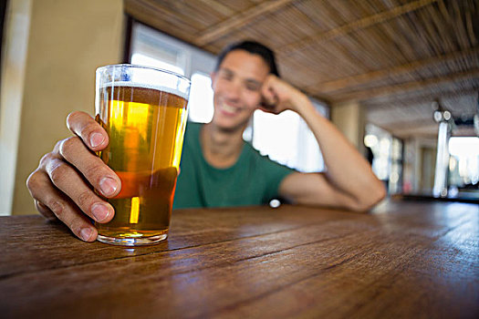 男人,拿着,啤酒杯,吧台,微笑,台案,餐馆