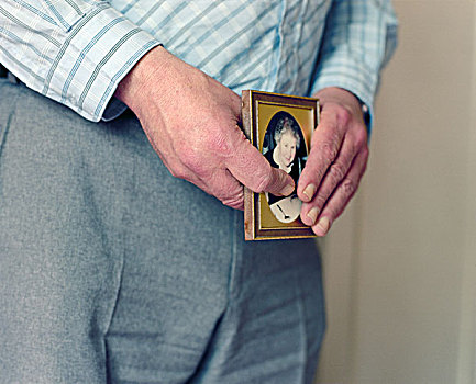 手,老人,男人,站立,卧室,拿着,照片,女人,金色,沃里克郡,英国,2006年