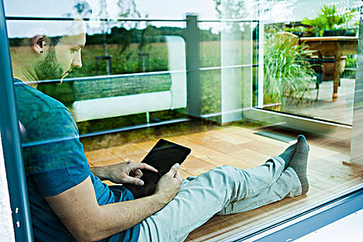 男青年,坐在地板上,在家,平板电脑,曼海姆,巴登符腾堡,德国
