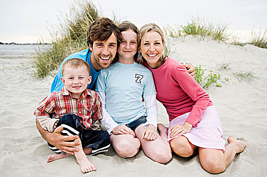 年轻家庭,坐,海滩,肖像