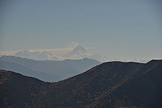 雪山河流秋叶村寨