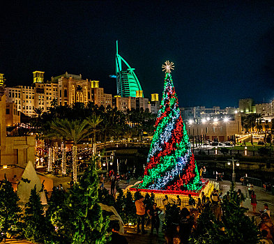 阿联酋迪拜朱美拉古堡集市圣诞树