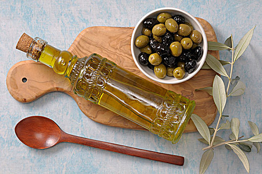 俯视,碗,橄榄,瓶子,橄榄油,案板,木勺