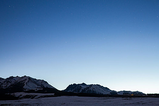 新疆乌鲁木齐南山星空下的雪山