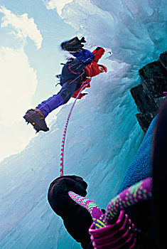 仰视,两个,远足者,攀登,冰,遮盖,悬崖