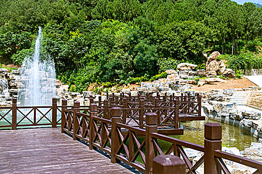 中国古典园林中的喷泉和九曲桥
