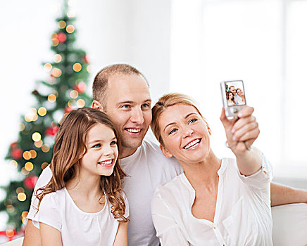 家庭,休假,科技,人,微笑,母亲,父亲,小女孩,制作,摄像机,上方,客厅,圣诞树,背景