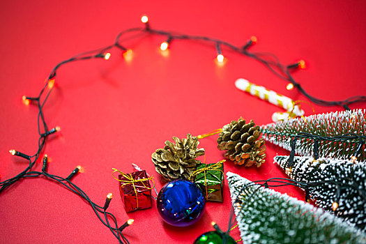 圣诞节饰品,圣诞树和美丽的光线