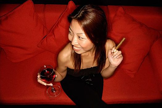 女人,拿着,葡萄酒杯,雪茄,俯视图