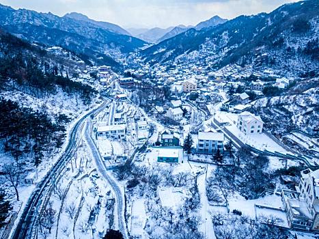 崂山冬天通往北九水景区的山路