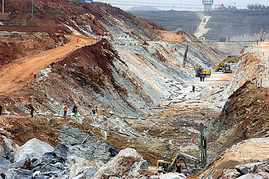 南水北调工程北京段的挖槽施工现场