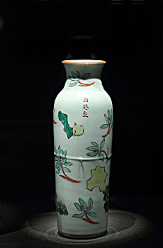 清代,顺治,五彩朵兰怪石纹筒式瓶,故宫博物院藏