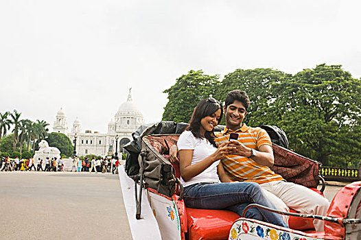 坐,夫妇,手推车,手机,纪念,背景,维多利亚,加尔各答,西孟加拉,印度