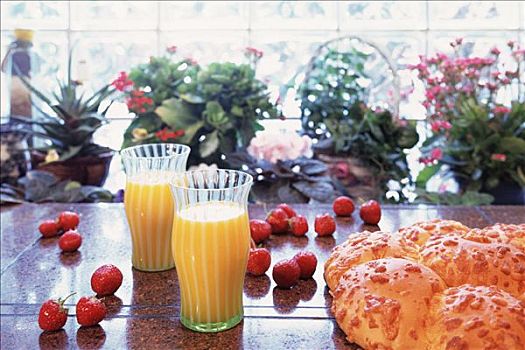 玻璃杯,果汁,草莓,面包,厨房操作台