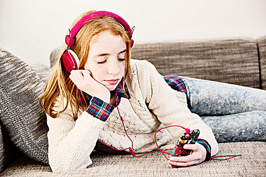 女孩,躺着,沙发,听歌,耳机,智能手机