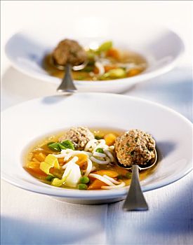 蔬菜汤,面条,肉丸
