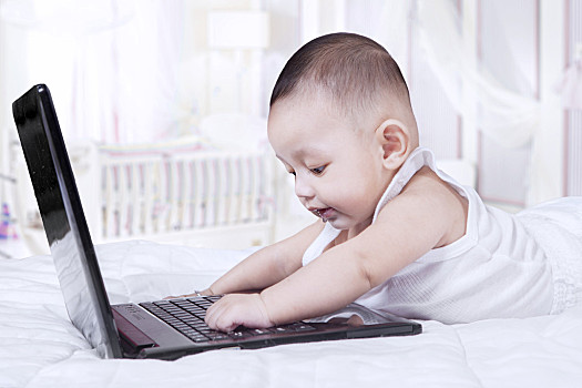 好奇,男性,婴儿,玩,笔记本电脑,照片,可爱,小,男婴,躺着,床,一个
