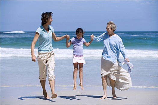 母亲,祖母,晃动,女孩,7-9岁,海滩,微笑,正面